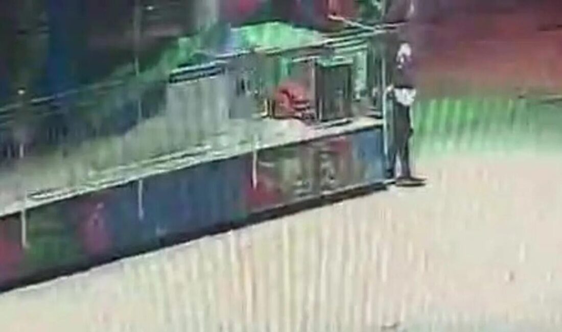 Kamikaze çarpan görevli hayatını kaybetti Amasya'da oyun aletinin lunapark çalışanına çarpması, güvenlik kamerasıyla kaydedildi. Çalışan