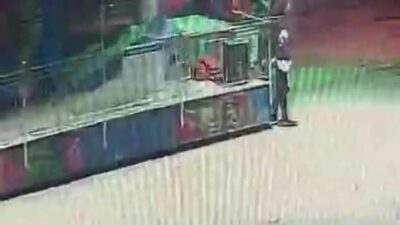 Amasya'da oyun aletinin lunapark çalışanına çarpması, güvenlik kamerasıyla kaydedildi. Çalışan