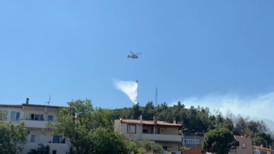 Balıkesir'in Burhaniye ilçesinde ormanlık alanda çıkan yangına havadan ve karadan