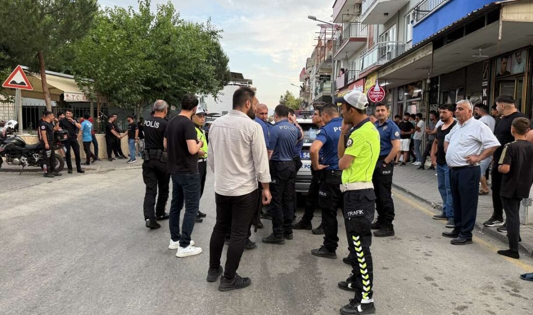 Aydın’da sokak ortasında bıçaklı kavga Aydın'ın Efeler ilçesinde iki grup arasında çıkan bıçaklı kavgada 1'i