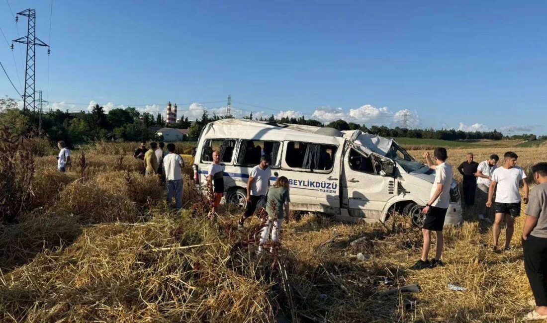 Yolcu minibüsü tarlaya uçtu Silivri'de korkunç kaza. Silivri çeltik Yolu'nda kontrolden çıkan minibüs tarlaya