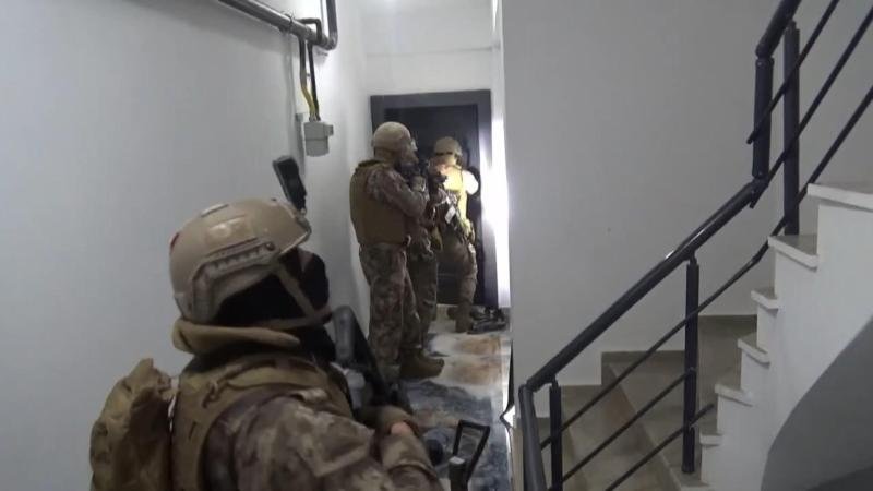 İstanbul’da DEAŞ operasyonu: 13 gözaltı DEAŞ silahlı terör örgütü yanlısı paylaşımlar yaptıkları belirlenen 13 kişi