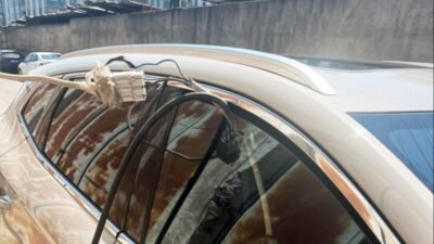Şanlıurfa'nın Eyyübiye ilçesinde, ana şebekeden kaçak hat çekilerek elektrikli otomobilin