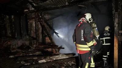 Kastamonu'da iki katlı ahşap bir evde çıkan yangın, itfaiye ekiplerinin