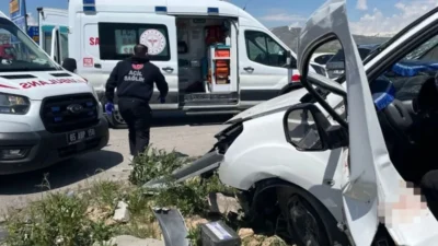 Van'ın Çaldıran ilçesi Özalp yol ayrımında iki otomobilin çarpışması sonucu