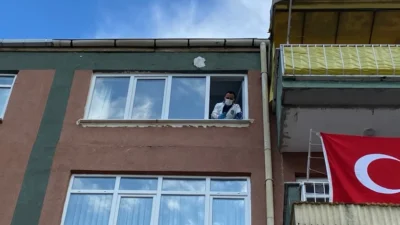 Samsun’un Atakum ilçesinde apartmanın 5’inci katındaki dairenin penceresinden beton zemine
