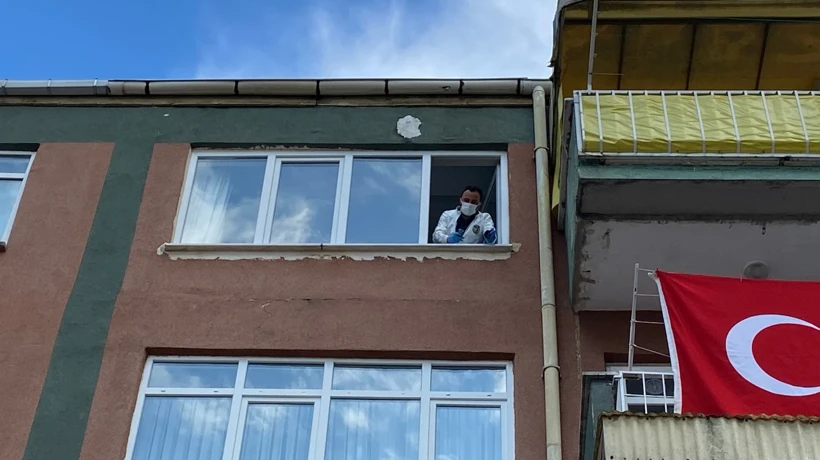 Samsun’da 5’inci kattan düşen Ebrar bebek hayatını kaybetti Samsun’un Atakum ilçesinde apartmanın 5’inci katındaki dairenin penceresinden beton zemine