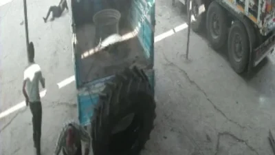 Siirtin Kurtalan ilçesinde bir iş yerinde şişirilen kamyon lastiğinin patlaması