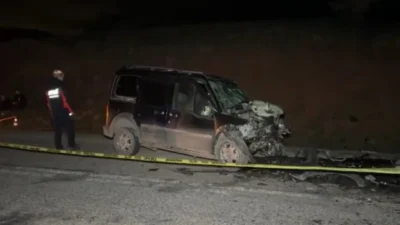 Sivas’ta iki  aracın kafa kafaya çarpıştığı trafik kazasında 3