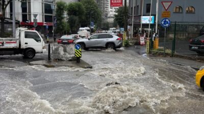 İstanbul’da sağanak hayatı felç etti İstanbul'da etkili olan gök gürültülü sağanak, birçok ilçede su baskınlarına